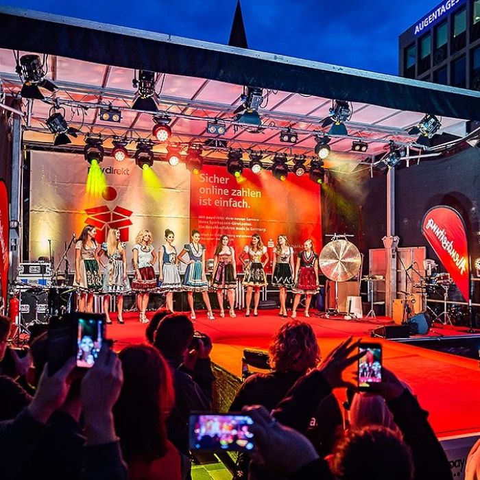 Lange Shopping Nacht München mit Bühne und Trachtenauftritt
