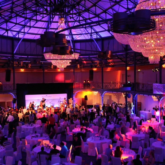 Gala in der Reithalle mit Bühne und Lichttechnik